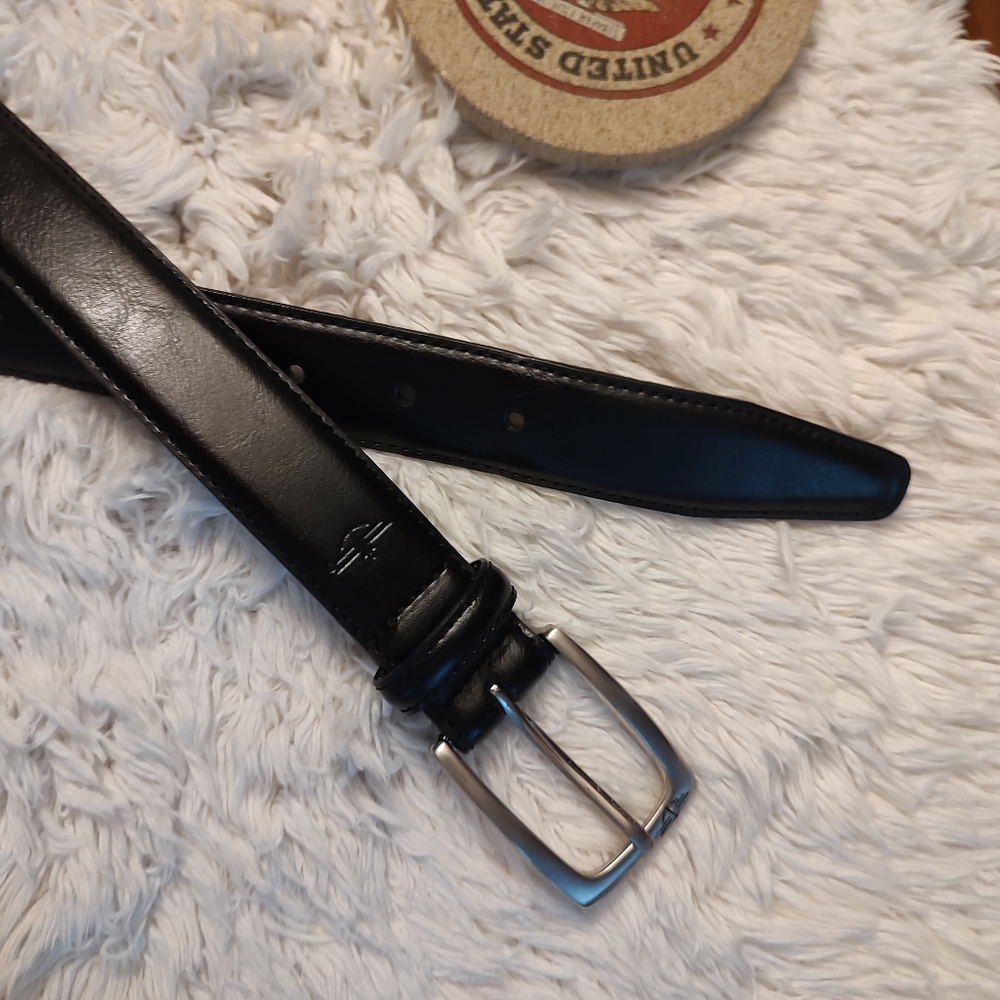 Dockers leather belt. Black with silver tone buckle. Size 42.